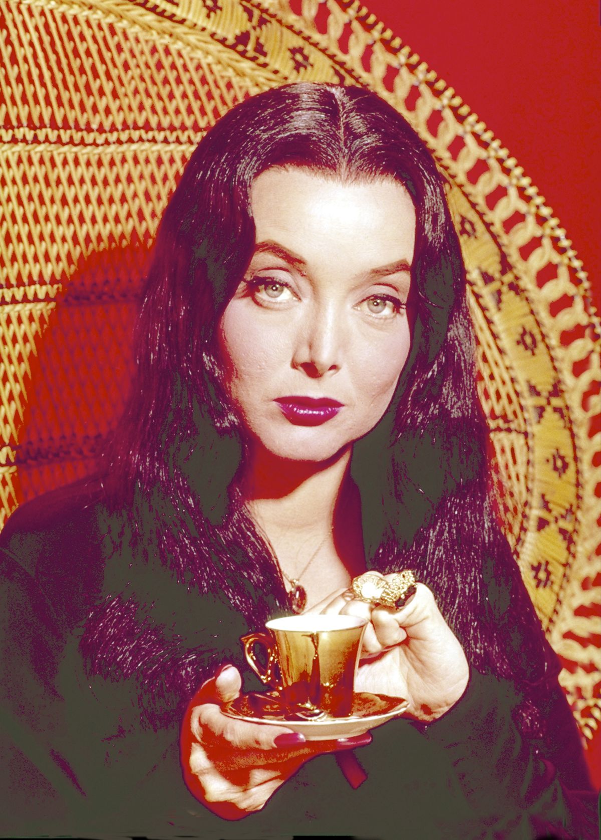 Ez a borzongató, tintahalas ital Morticia Addams koktélja.