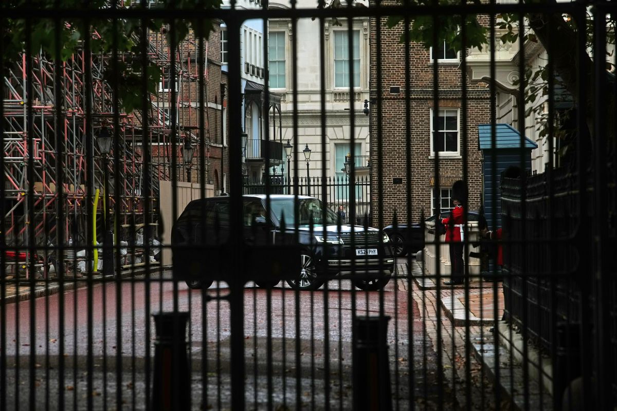 A sussexi herceget szállító autó begördül a londoni Clarence House-ba, ahol Harry III. Károly királlyal találkozott