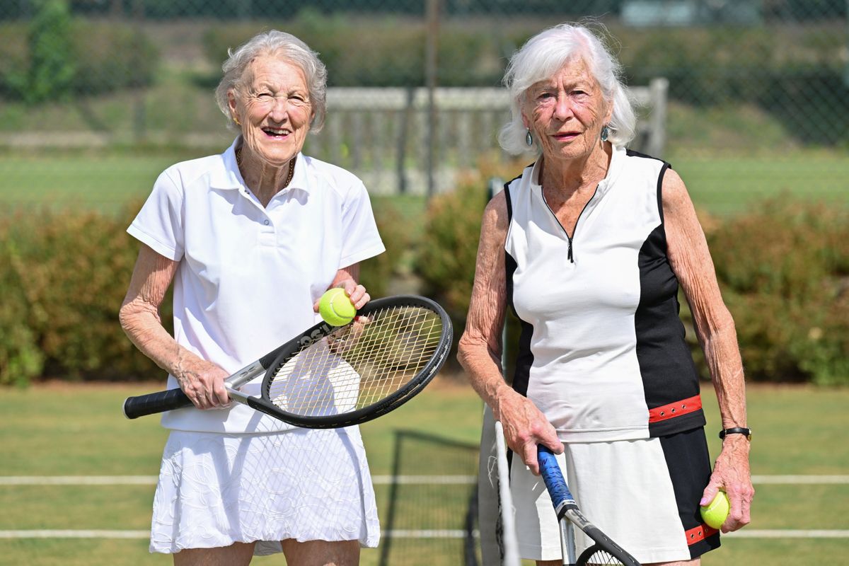 Liz Simmons 87 éves, Zovita Moon 89 éves teniszezők    