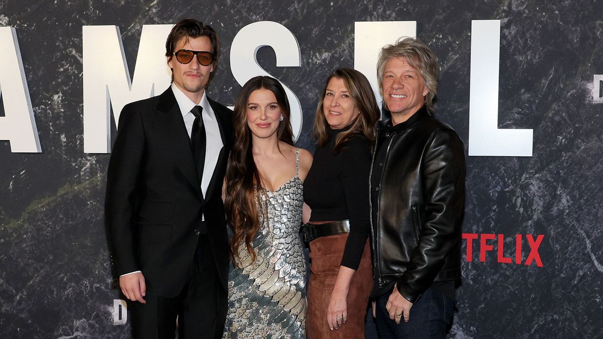 Jake Bongiovi, Millie Bobby Brown, és a nagyszülők, Dorothea Hurley és Jon Bon Jovi 