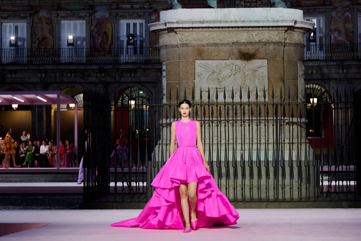 MADRID, SPAIN - SEPTEMBER 18: A model walks the runway at the Carolina Herrera Spring/Summer 2026 Fashion Show at Plaza Mayor on September 18, 2025 in Madrid, Spain. (Photo by Carlos Alvarez/Getty Images)