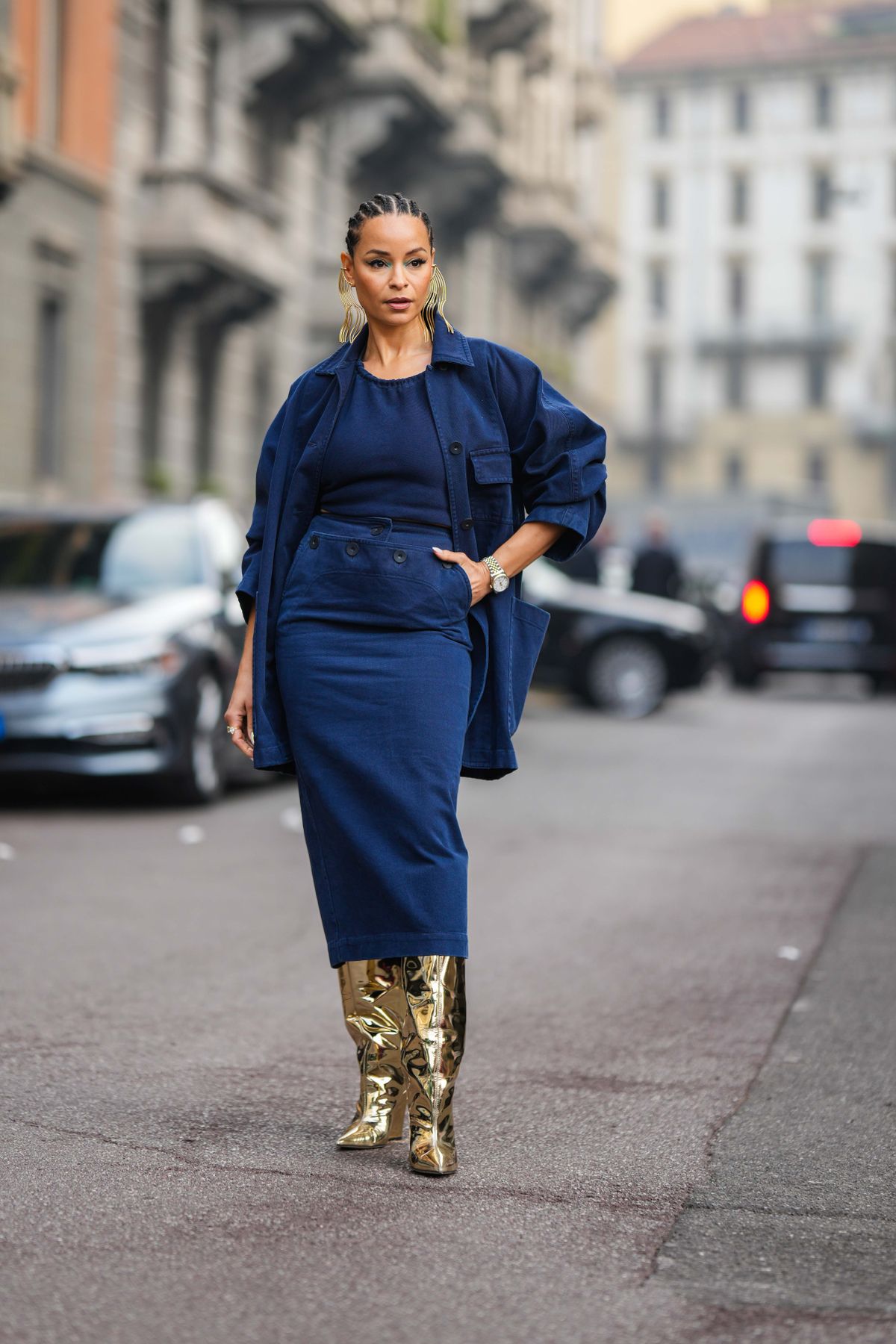 plus size nő ceruzaszoknyát visel 