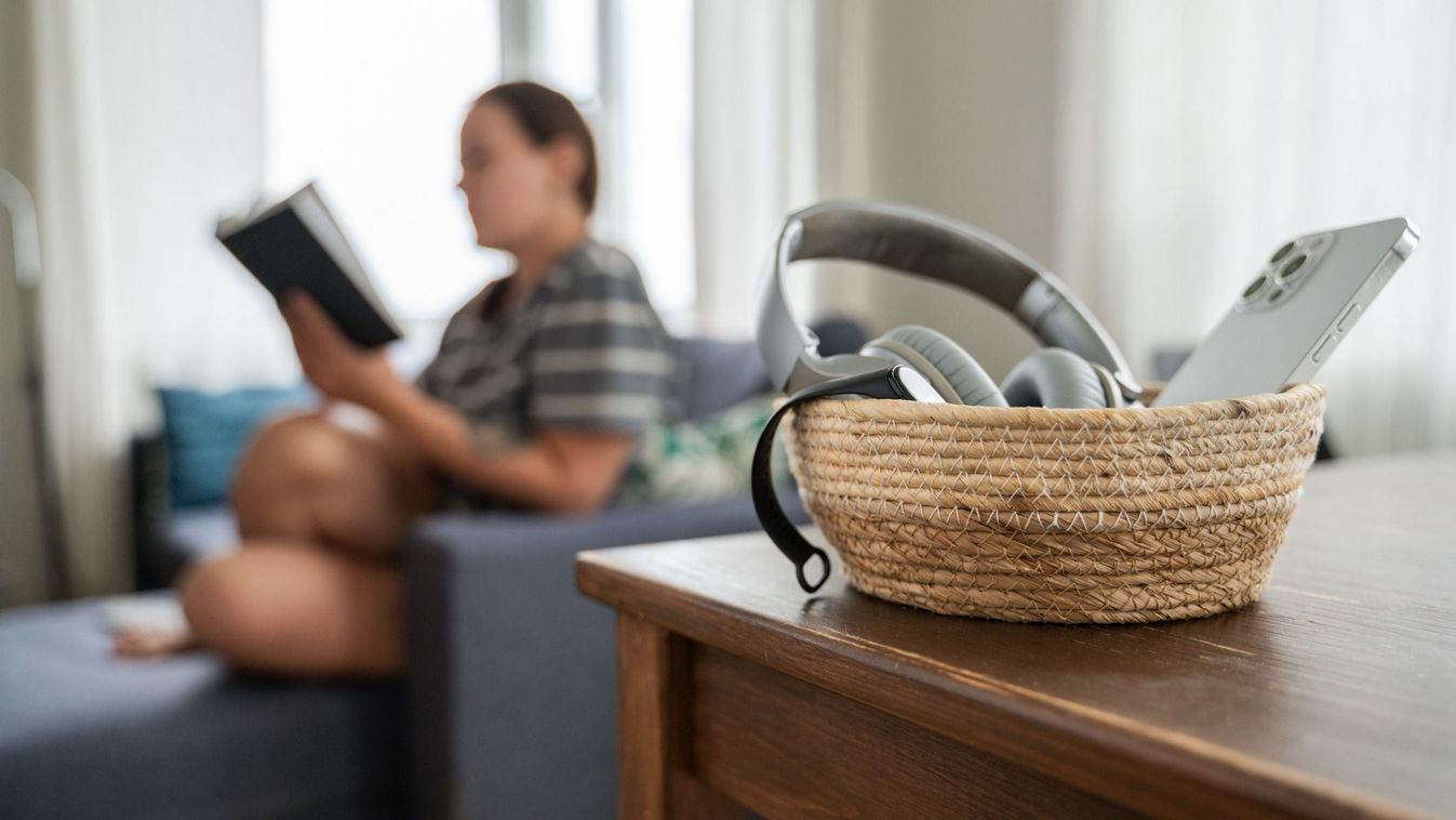 Ünnepi kiégés, 5 self-care rituálé karácsonykor, olvas a nő, elektronikai eszközök távol