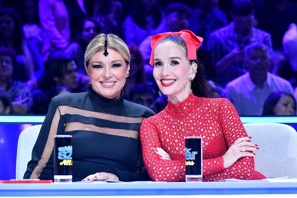 két nő egymás mellett ülve mosolyog