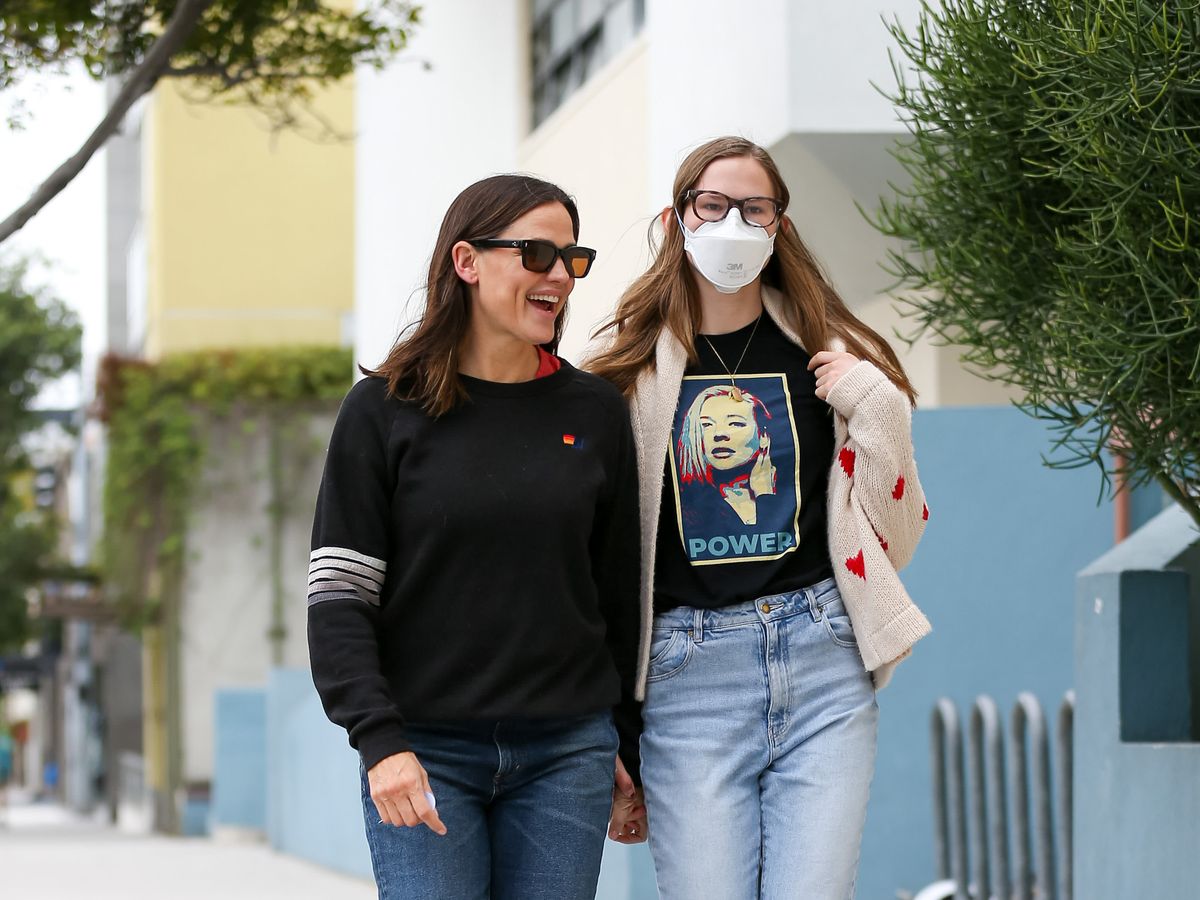 Violet Affleck a hétköznapokon is maszkot hord
