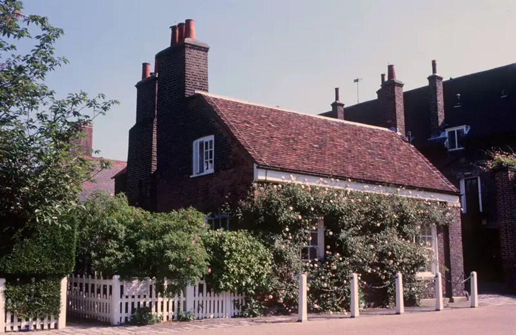 Nottingham Cottage: A walesi hercegi pár 3 éven át ingázott Nottingham Cottage és Bodorgan Hall között, amikor a fővárosban volt dolguk, akkor itt laktak, amikor a vidéki magányra vágytak, akkor a walesi Bodorgan Hallban töltötték az idejüket.