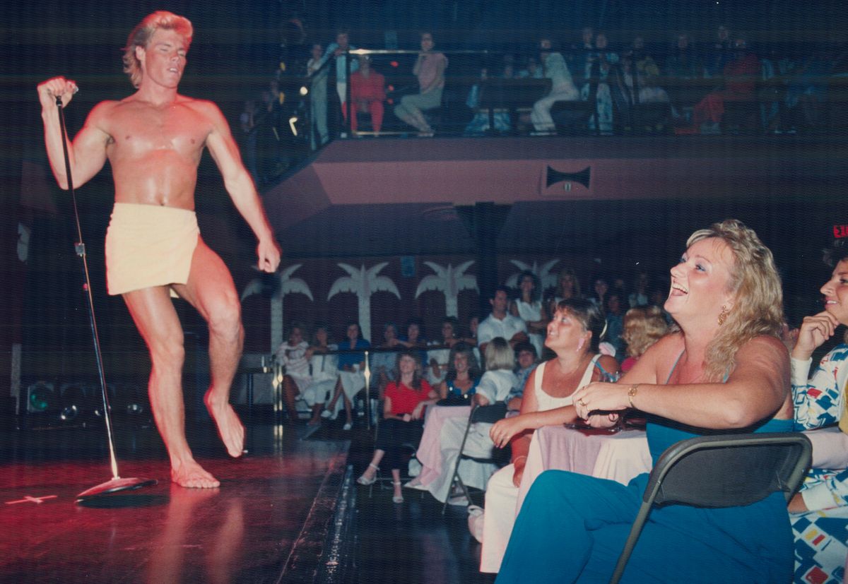 Chippendale show, amikor az erotikus férfi táncosok kizárólag nők előtt lépnek fel