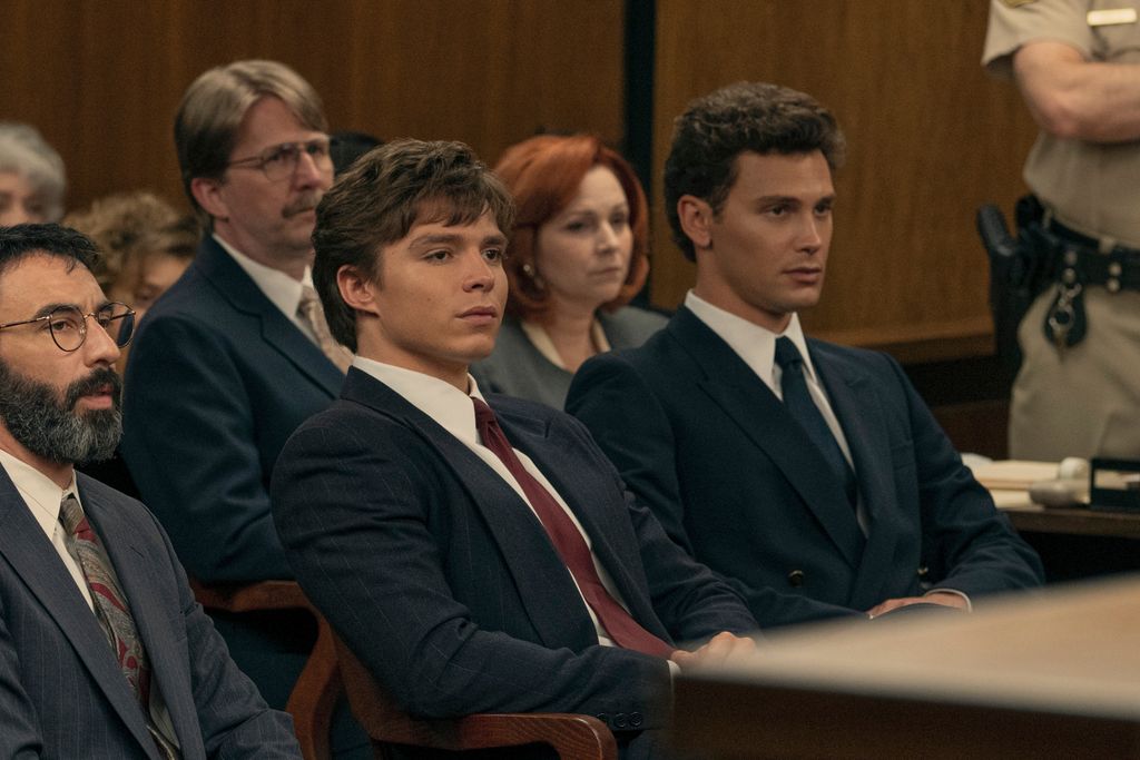 Szörnyetegek: Lyle és Erik Menendez (Nicholas Alexander Chavez, Cooper Koch)
A valós bűntények alapján készült történetben a sötét családi dráma adja a karakterek vonzerejét – tiltott, mégis lebilincselő.
