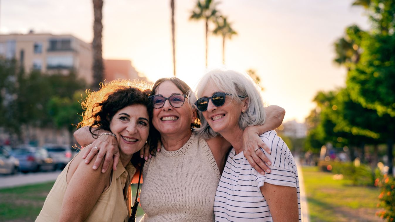 barátság, napfény, pálmafák,idősebb nők, barát