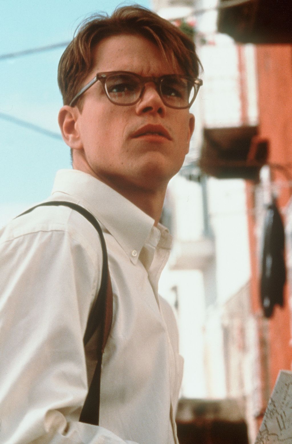 Tom Ripley (Matt Damon) – A tehetséges Mr. Ripley
A hidegvérű, elegáns szélhámos, aki egyszerre ijesztő és elképesztően sármos.