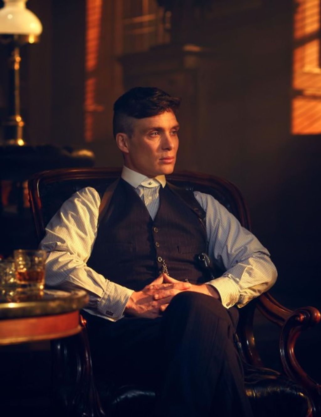 Thomas Shelby (Cillian Murphy) – Peaky Blinders
A gengsztervezér, aki hideg fejjel irányítja a birodalmát, miközben a szemeiből sugárzik a titokzatos karizma