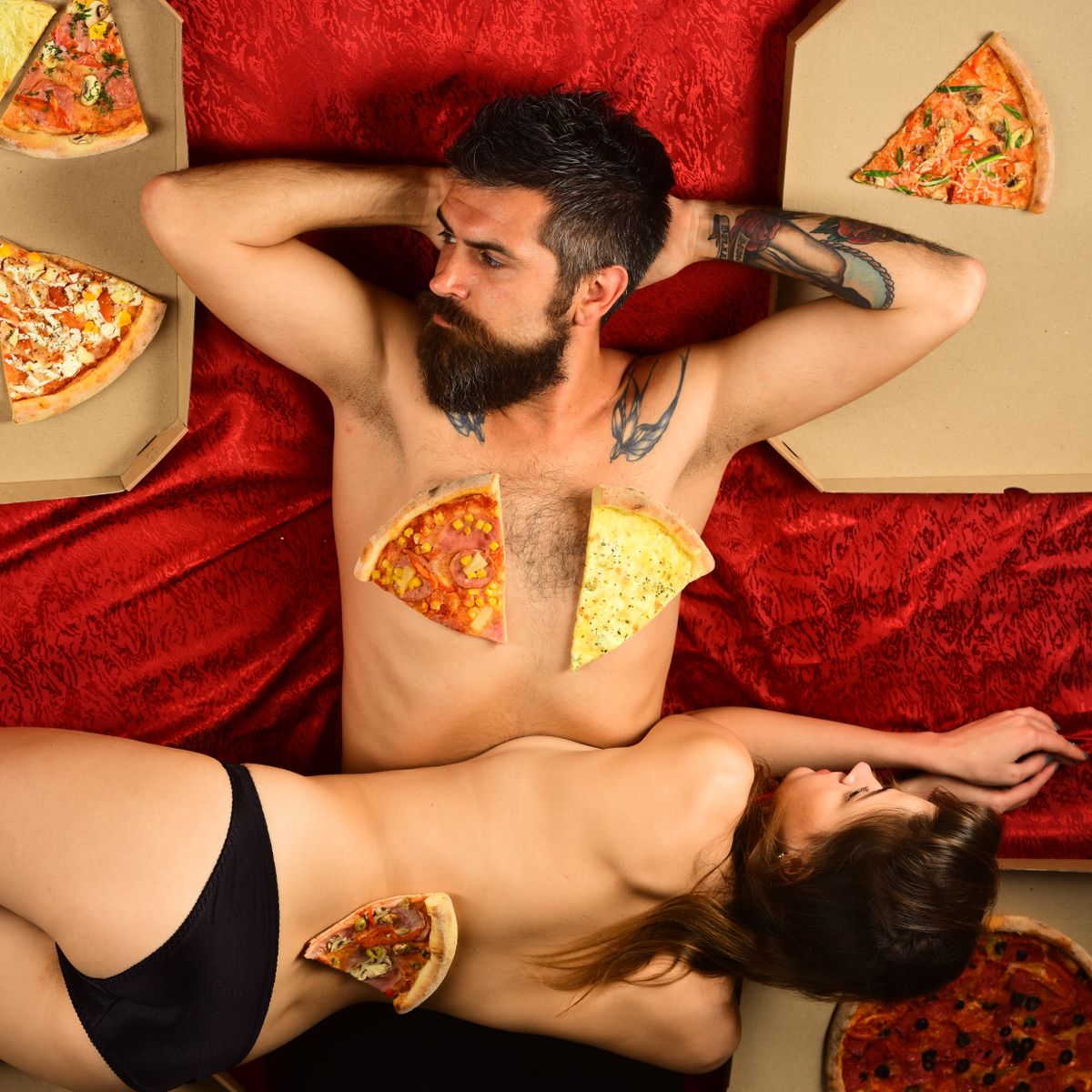 egy pár szeretkezés előtt vagy után pizza szeletekkel beborítva