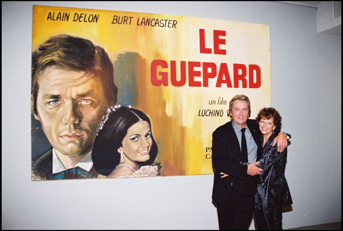 Info - (Décès de l’acteur Alain Delon, à l’âge de 88 ans, dans la nuit du 17 au 18 août 2024) - ARCHIVES - ALAIN DELON ET CLAUDIA CARDINALE RENDENT HOMMAGE A LUCHINO VISCONTI DEVANT L' AFFICHE DU FILM "LE GUEPARD"