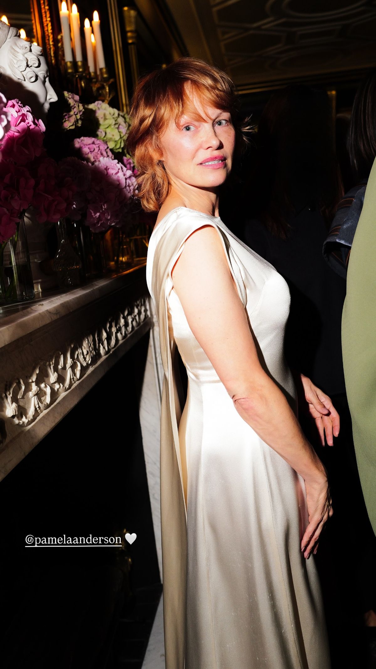 Pamela Anderson vörös hajjal