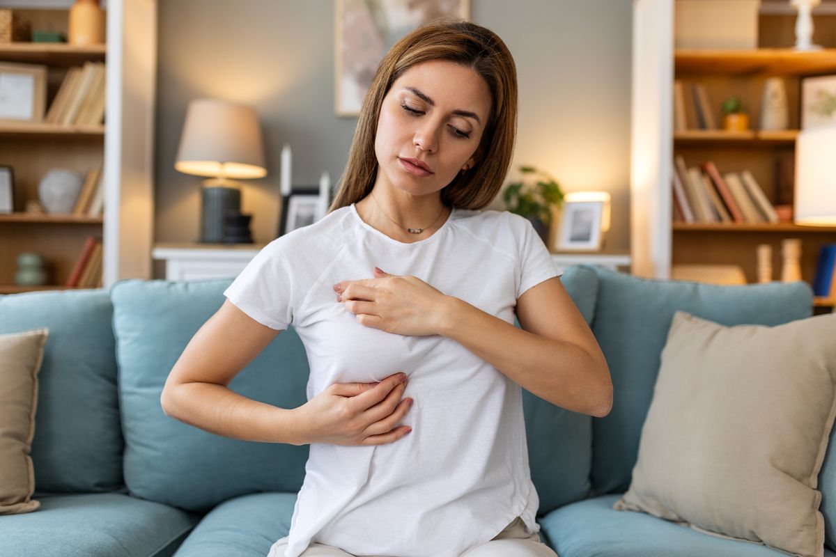 Mellfeszülés a ciklus előtt: mikor normális és mikor jelez hormonzavart?