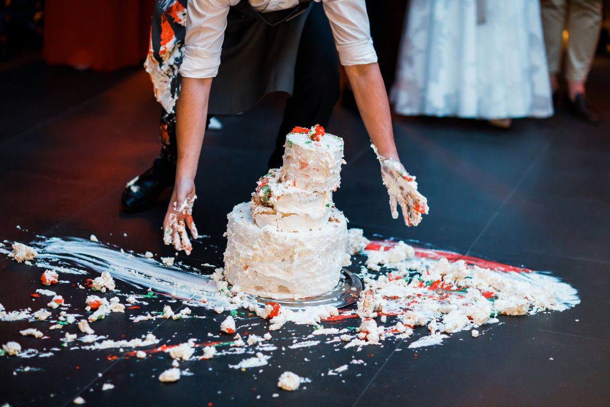 Esküvői torta összetörve a földön 