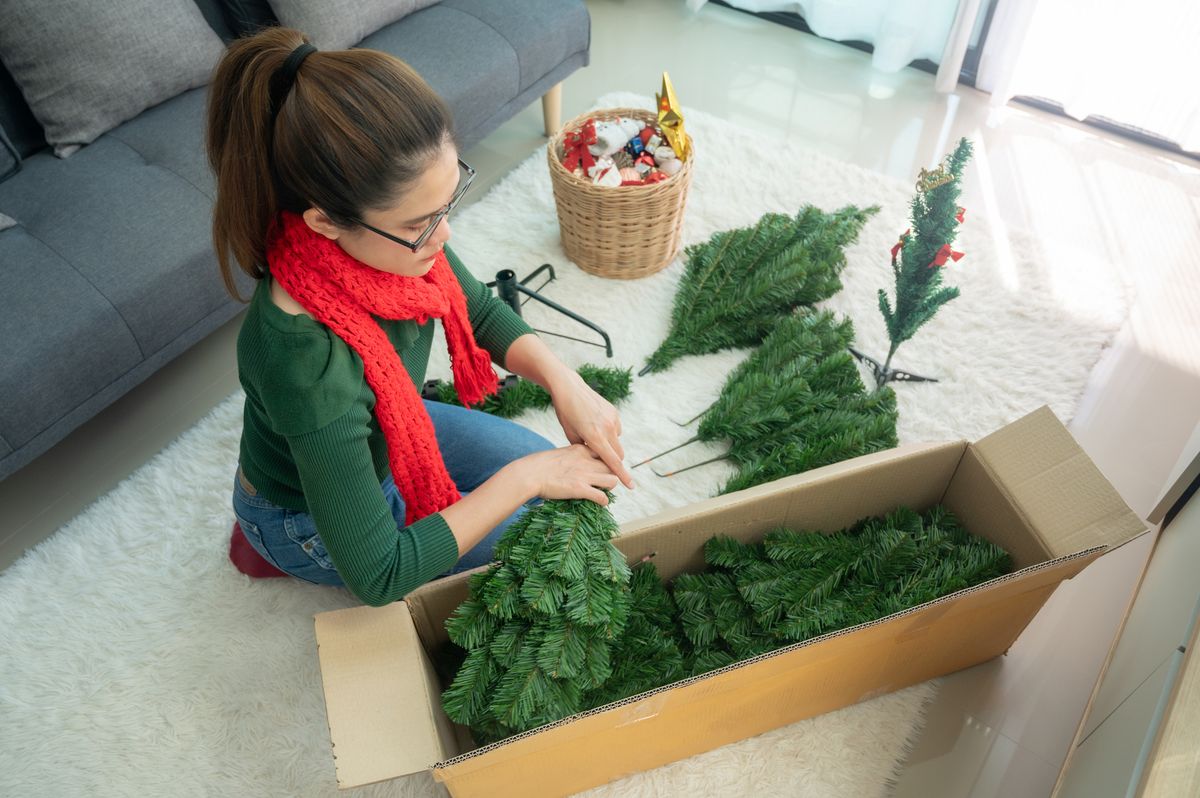 mentális egészség műfenyő hatása a karácsonyi hangulatodra nő ül a szőnyegen