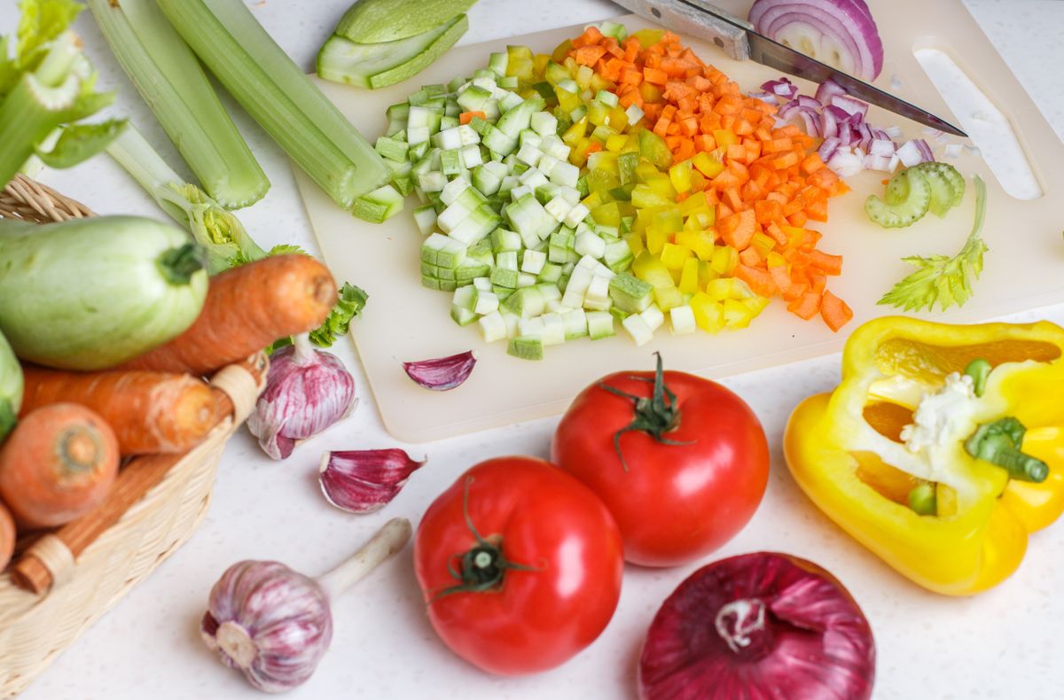 Frissen felvágott zöldségek a Minestrone leveshez