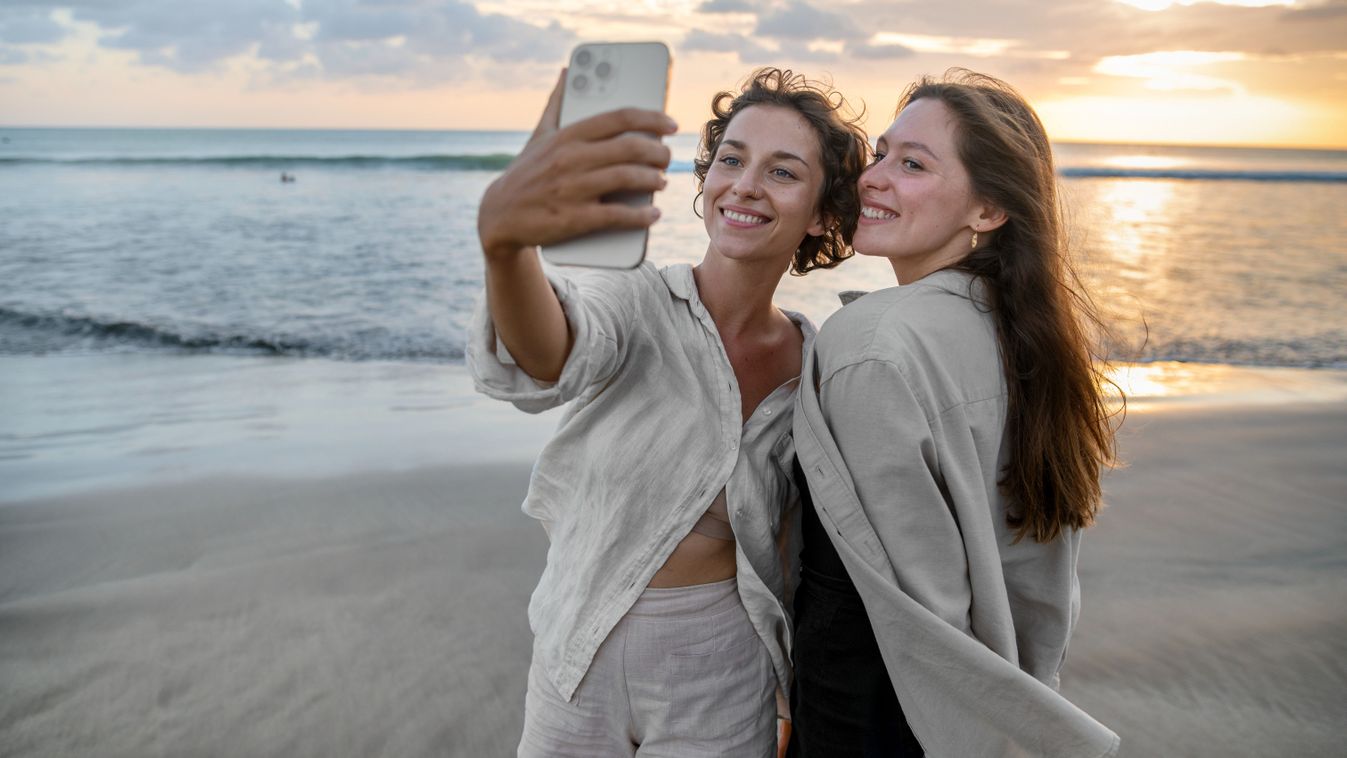 Barátnők, akik TikTok videót készítenek.