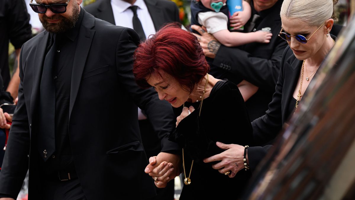 Már Ozzy Osbourne temetése közben is látható volt, hogy Sharon Osbourne nagyon nehezen viseli a férje elvesztését