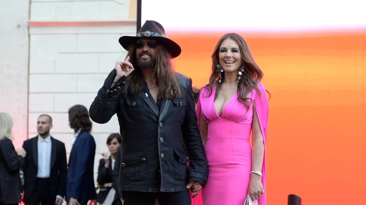Billy Ray Cyrus 64, Liz Hurley pedig 60 éves lett idén. Az viszont nem kérdés, hogy mindketten letagadhatnak jó pár évet a korukból.