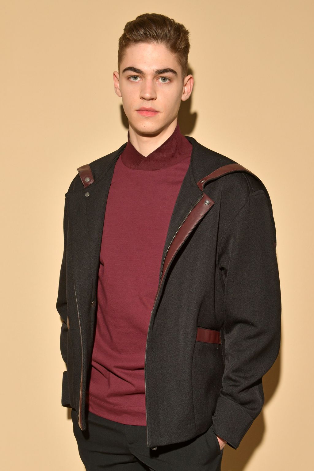 Hardin Scott (Hero Fiennes-Tiffin) – Miután
A modern kori rosszfiú, akinek viharos szerelmi élete miatt nők milliói olvadnak el, még ha káosz is jár körülötte.