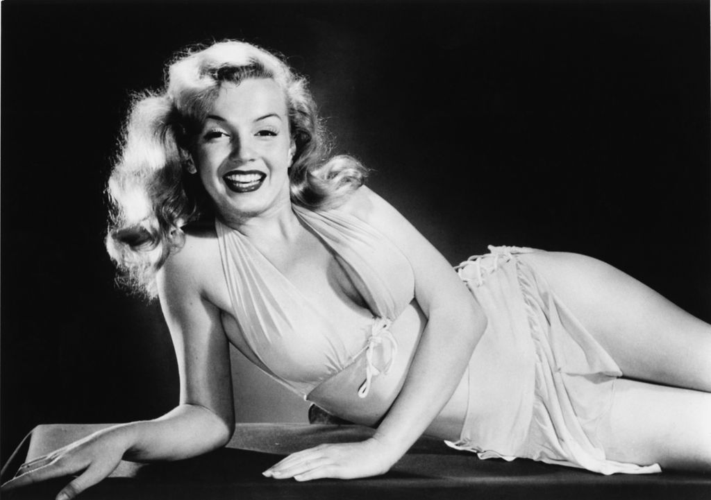Marilyn Monroe (1926-1962)
Nem maradhat el a listáról a történelem egyik legmeghatározóbb szépségideálja, Marilyn Monroe, akiért az egész világ rajongott. Máig ott az arca különféle termékeken, a kávézók plakátjain és bármikor szívesen újranézzük a filmjeit. A hollywoodi színésznő, a különleges, csábító megjelenésével és szexi kisugárzásával megalapozta azt, hogy manapság hogyan gondolkodunk a szépségről.