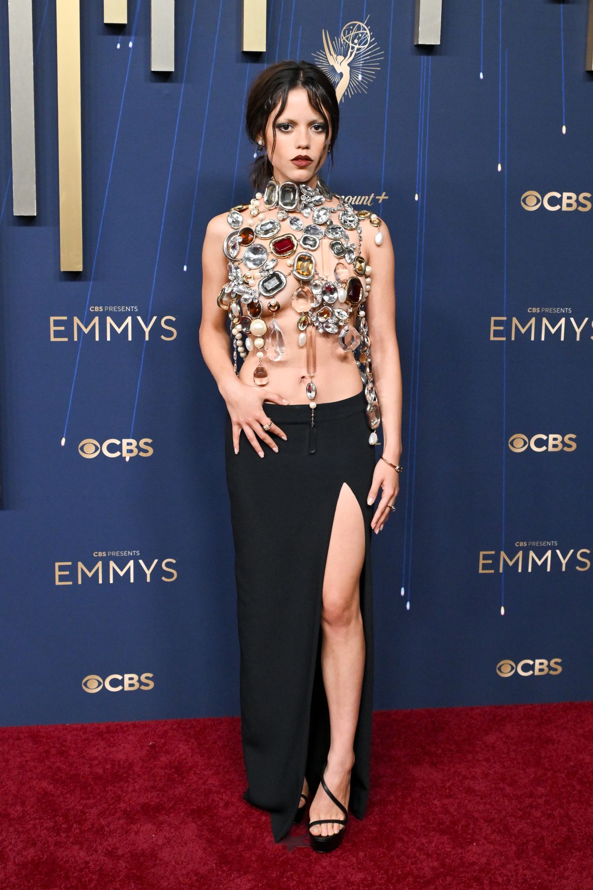 Jenna Ortega különleges feslőben érkeztett az Emmy-díjátadóra