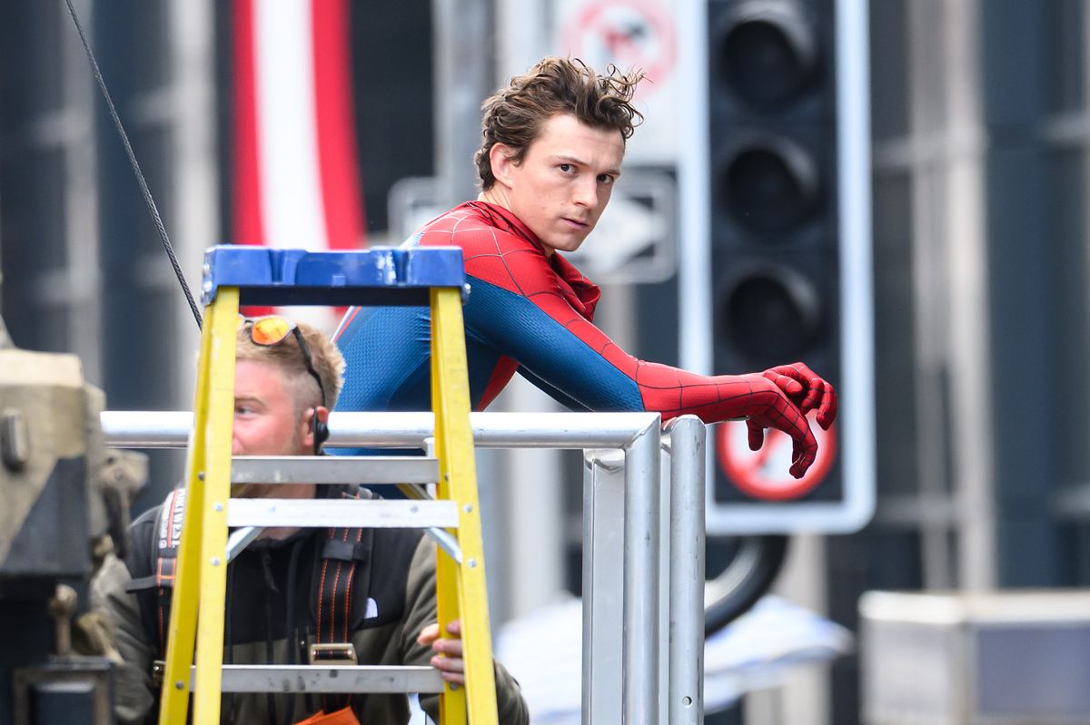 Tom Holland sérülése miatt két hétre leállt a Pókember forgatása