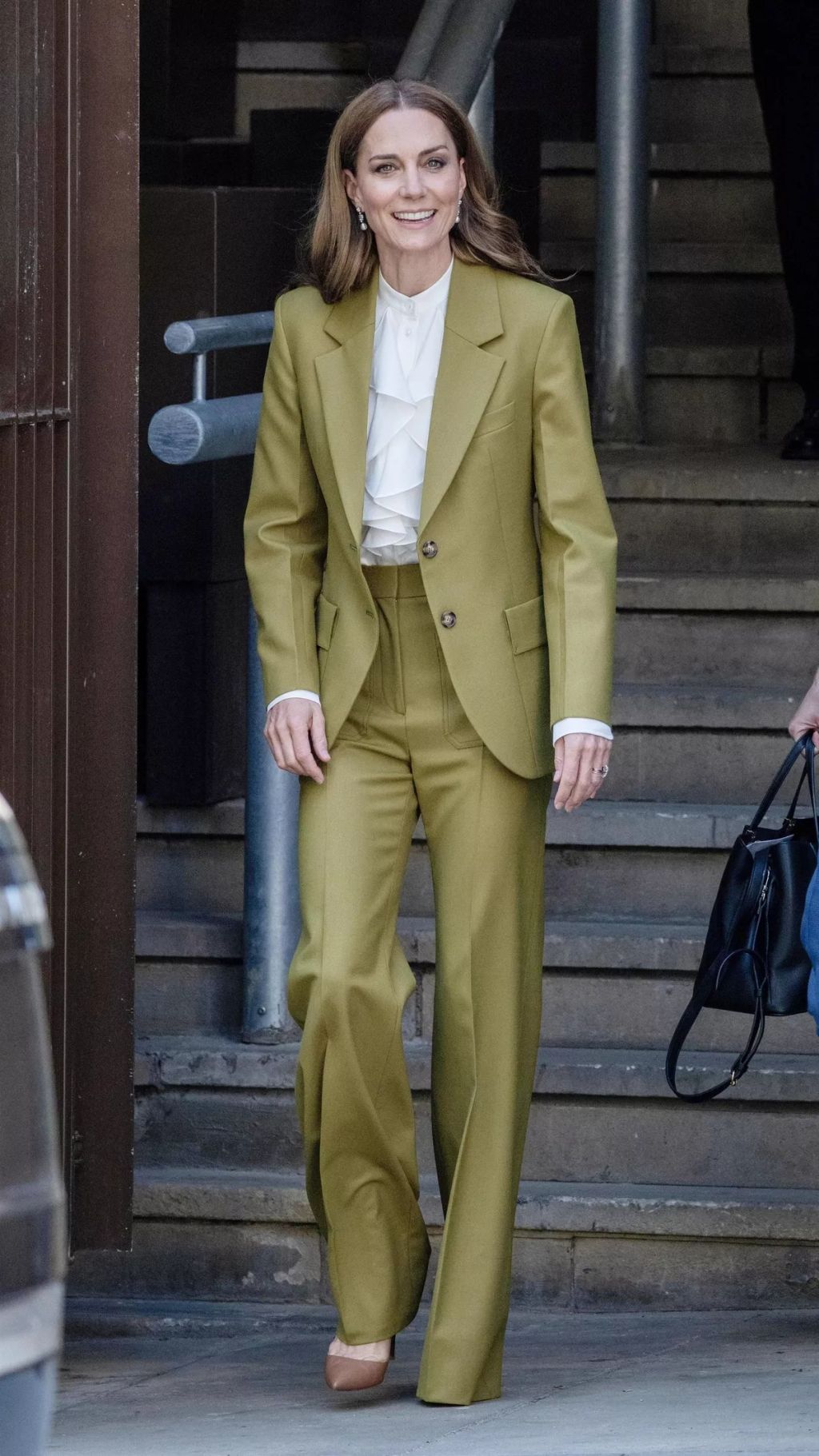 Listánkat Katalin hercegné olívazöld színű nadrágkosztümjével zárnánk, amit Victoria Beckham tervezett. Idén májusban ebben adta át a fiatal tervezőknek a II. Erzsébet királynő brit formatervezési díjat.
