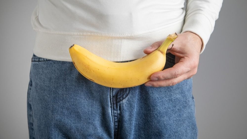 Új trend terjed az internetezők körében, amely szerint egy férfi mosolyából a péniszméretére lehet következtetni.