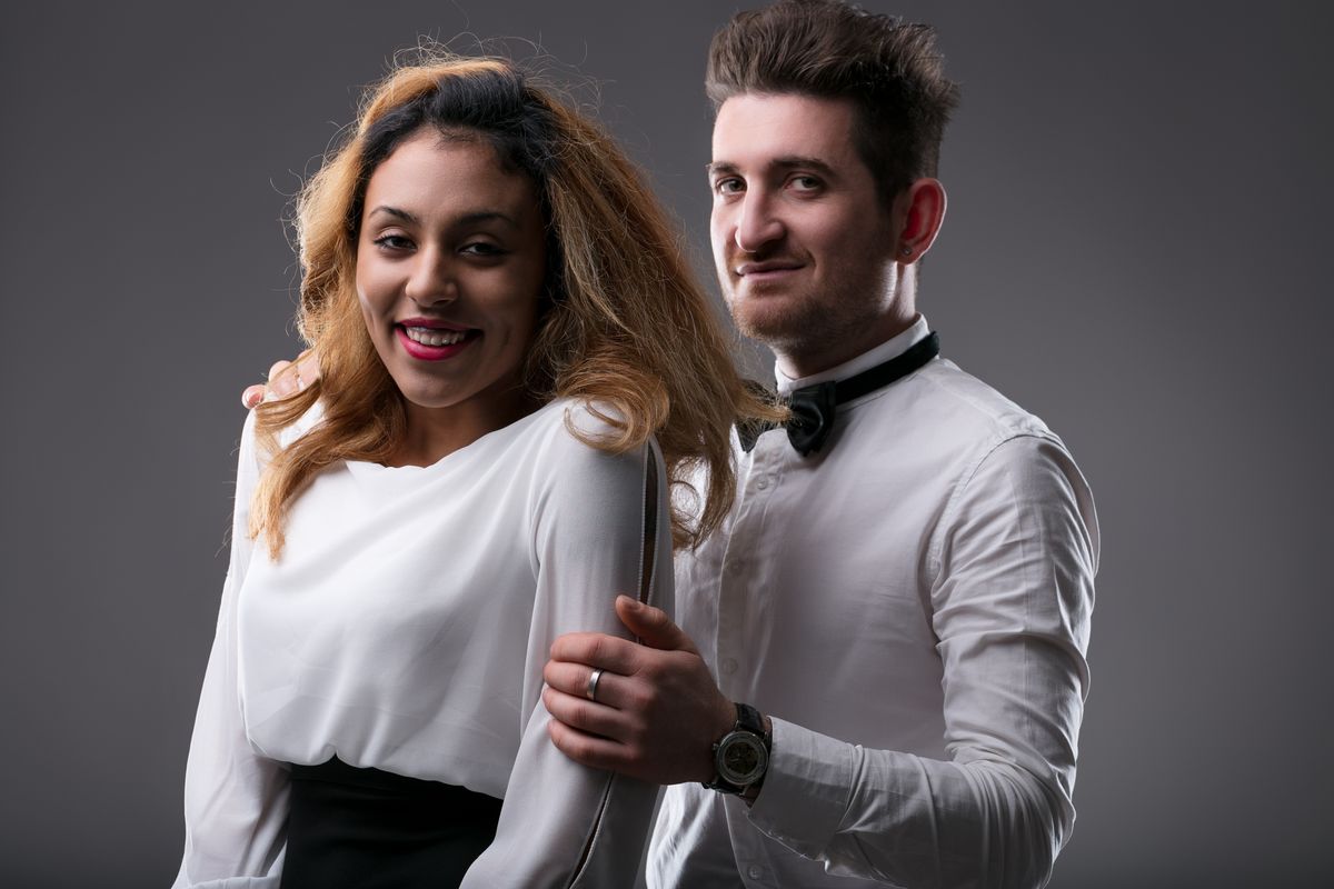 Egy férfi megfogja egy nő kezét, manipulációval próbálja befolyásolni. 