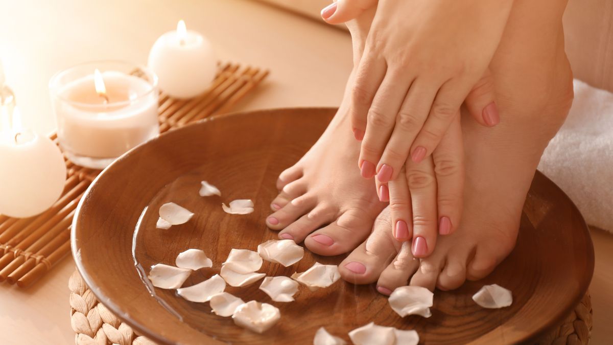 Körömgomba tüneteit nem mutató láb és kéz.