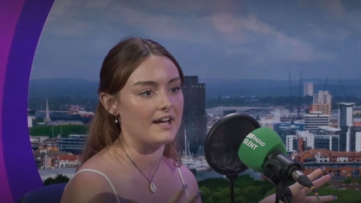 Holly New, a VR divattervező.