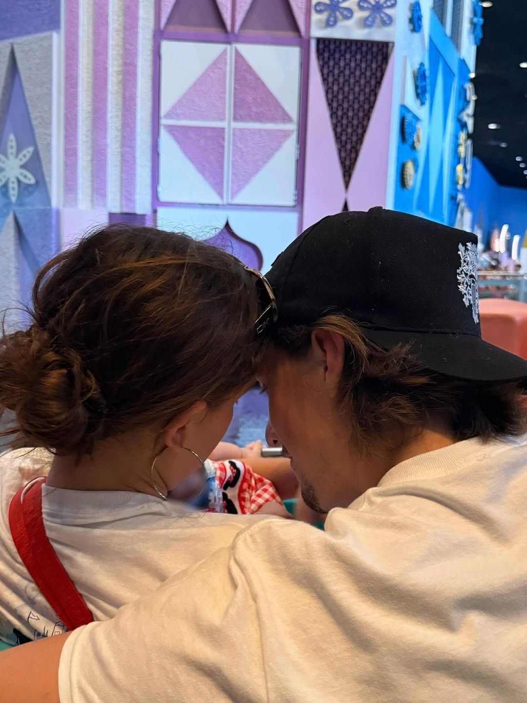 Millie Bobby Brown és Jake Bongiovi a kislányukkal