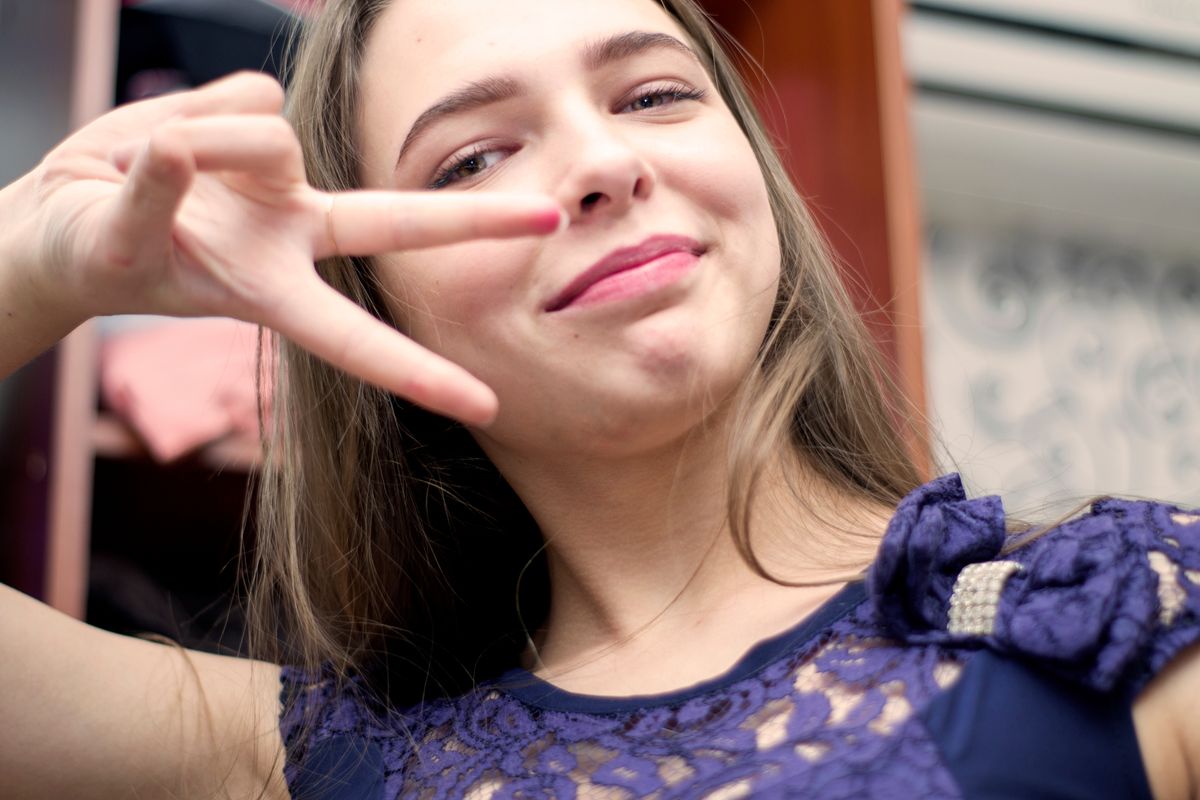 Békejel és mosolygás: a z generációsok berögzült szelfi póza.