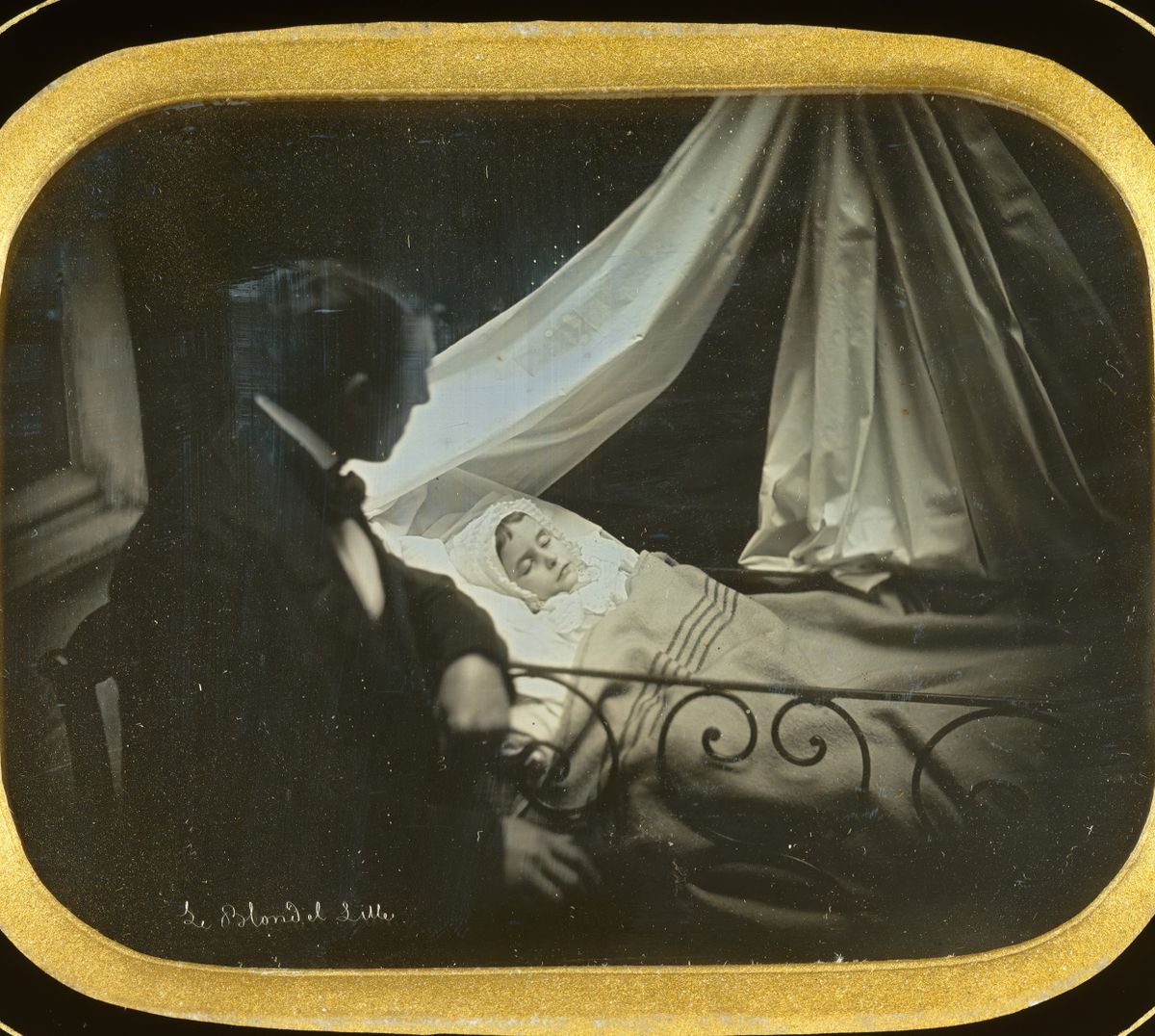 Egy post-mortem fotó apáról és lányáról a kiságyban, szokás volt a viktoriánus korban. 