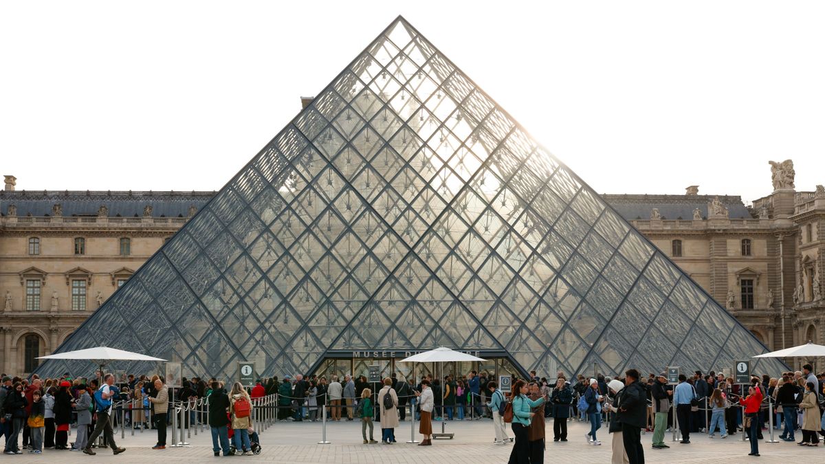 A Louvre múzeum, amelyet a Louvre biztonsági őrei nem védtek meg két influenszerrel szemben.
