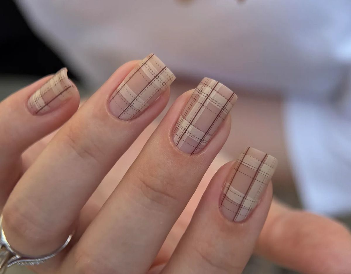 flanel kockás körömtrend
