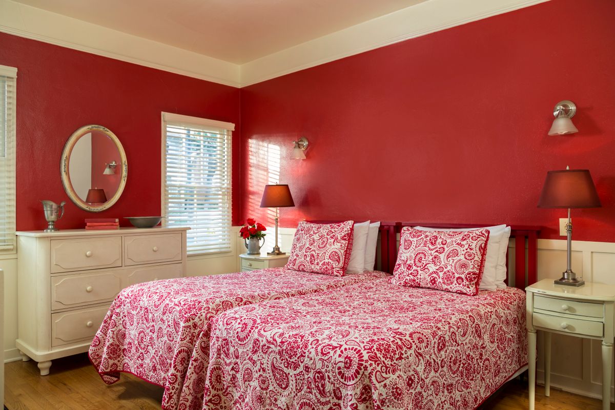 Piros hálószoba lakberendezési trend