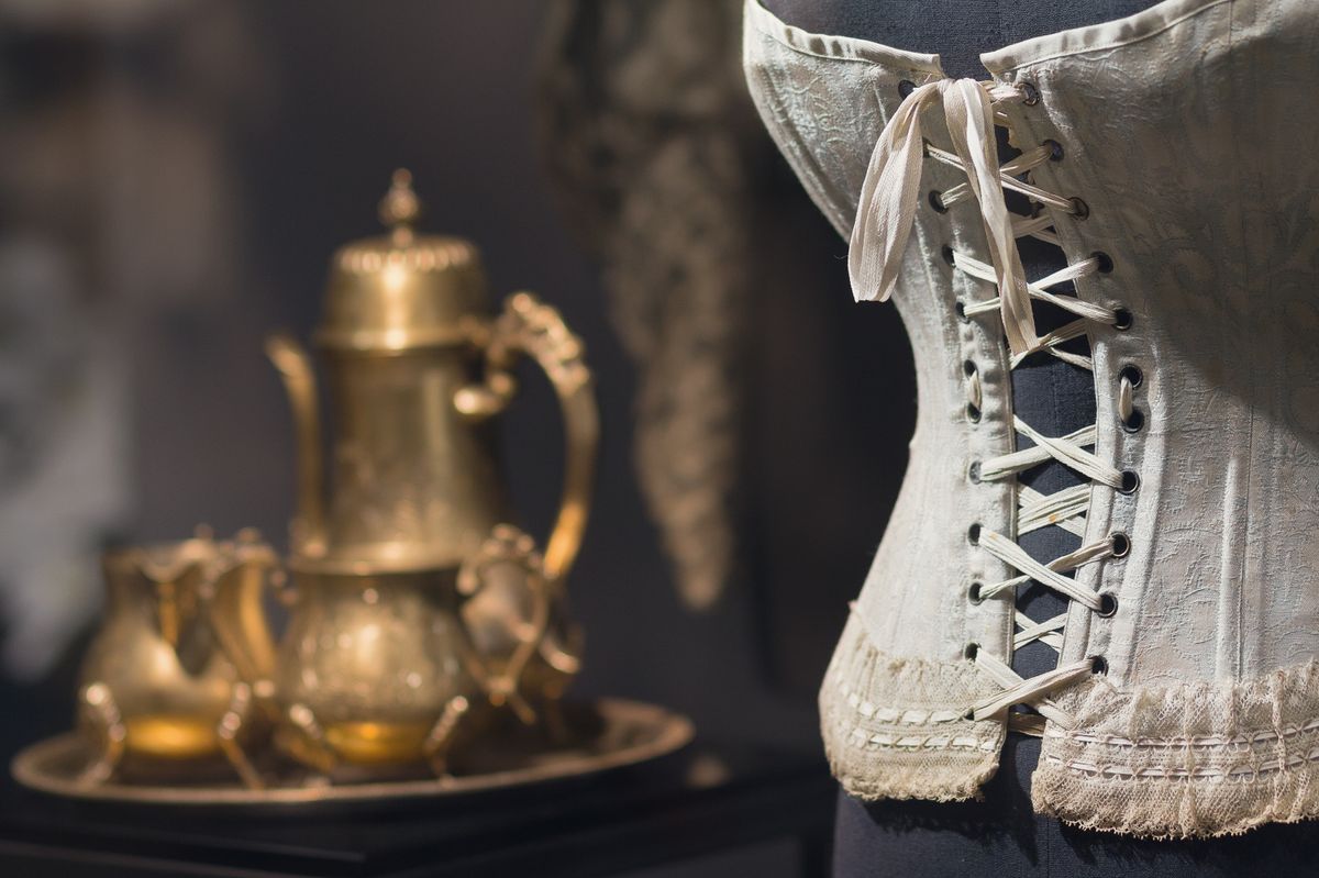 A viktoriánus korban nem a méh volt a felelős az ájulásokért, hanem a fűző.