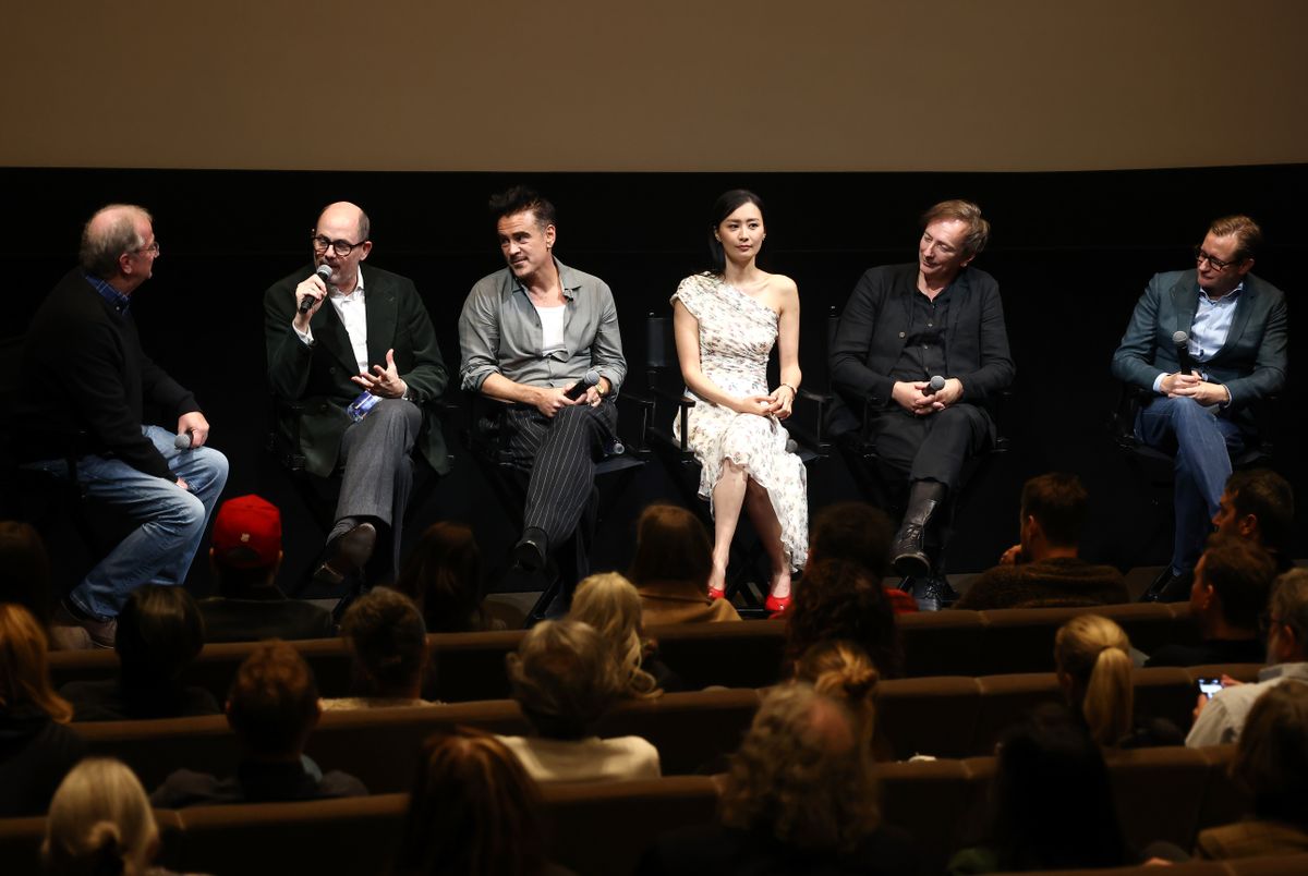 Pete Hammond, Edward Berger, Colin Farrell, Fala Chen, Volker Bertelmann és Mike Goodridge az Egy szerencsejátékos vallomása című film premierjén.