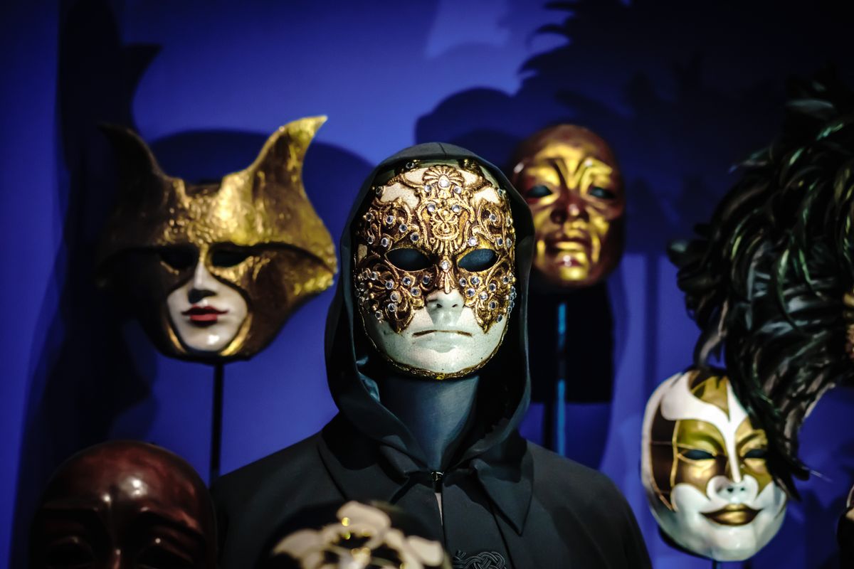 Szexualitás, maszkok, London, UK - July 5, 2019: Stanley Kubrick Exhibition at The Design Museum, London: Eyes Wide Shut Venetian Masks