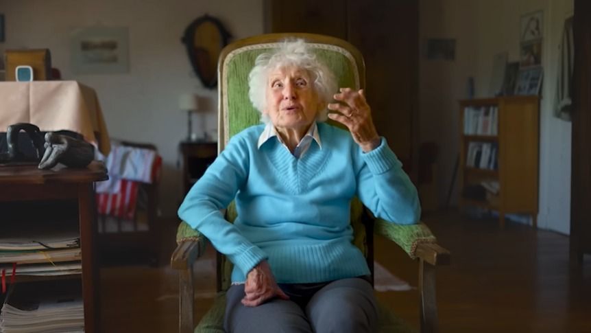 Charlotte Chopin ól egy széken és mesél