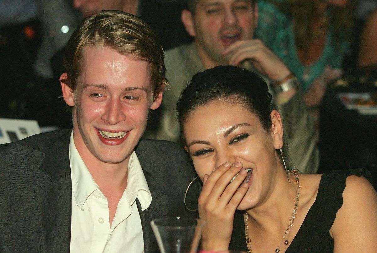 Macaulay Culkin és Mila Kunis 