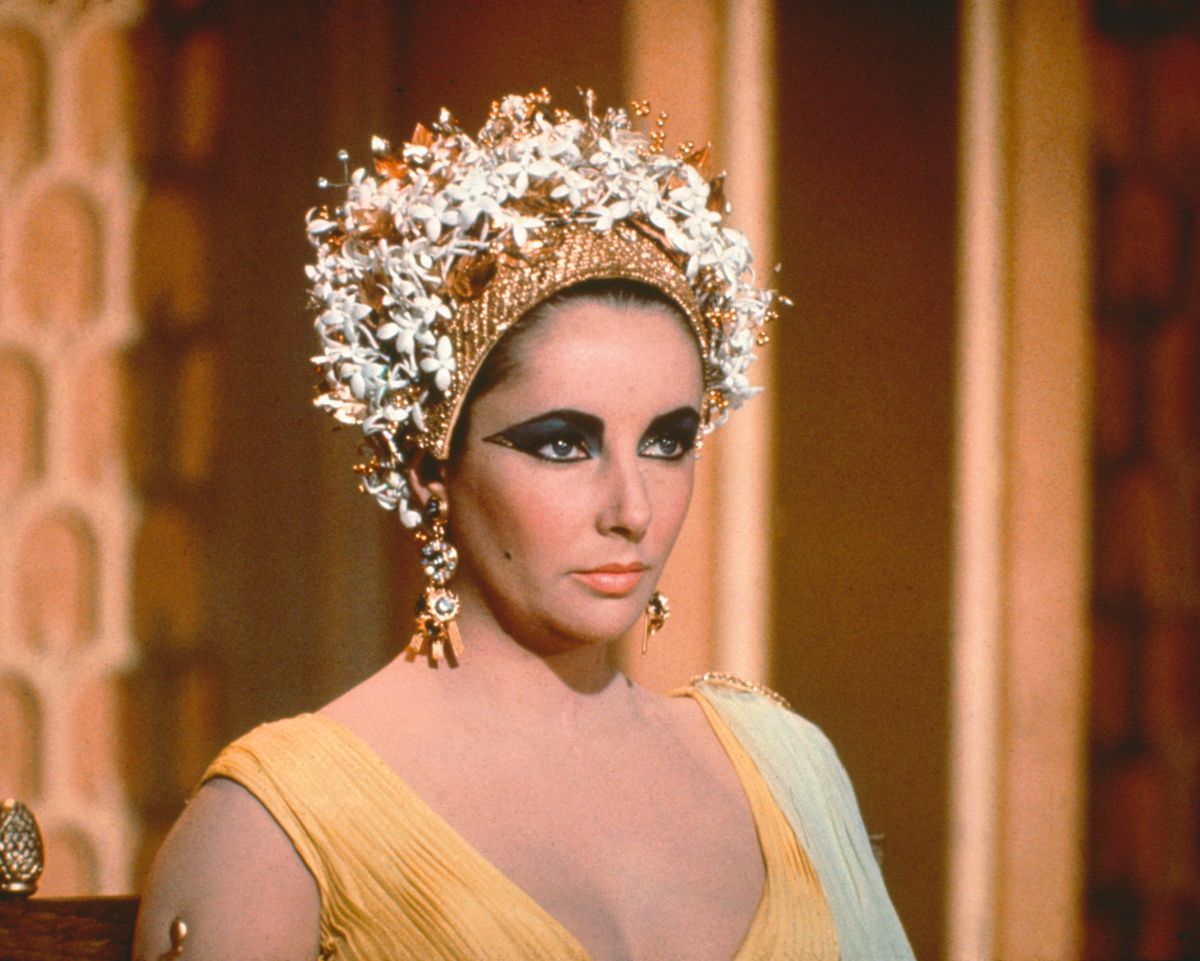 Elizabeth Taylor erős sminkkel a Kleopátra című filmben.