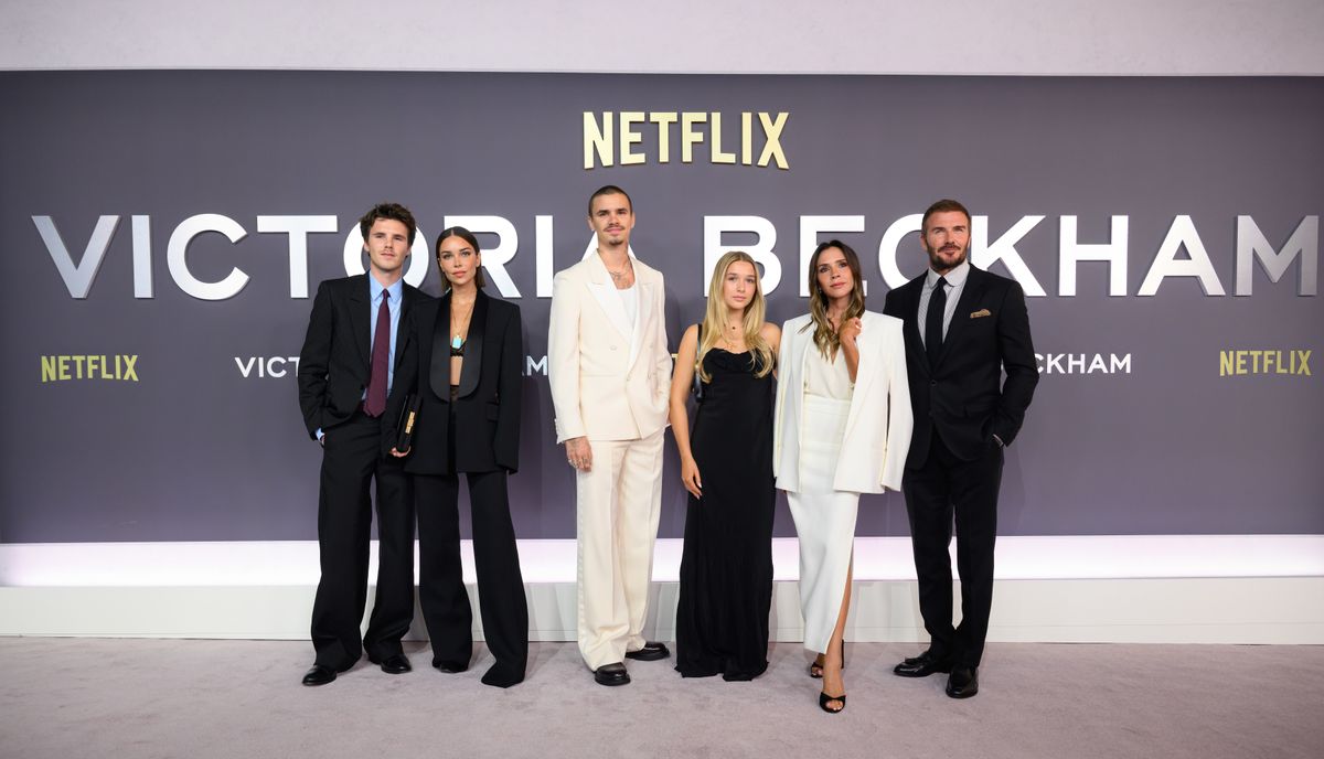 Beckhamék LONDON, ENGLAND - OCTOBER 08: (L-R) Cruz Beckham, Jackie Apostel, Romeo Beckham, Harper Beckham, Victoria Beckham and David Beckham attend the "Victoria Beckham" World Premiere at the Curzon Mayfair on October 08, 2025 in London, England. (Photo by Karwai Tang/WireImage)