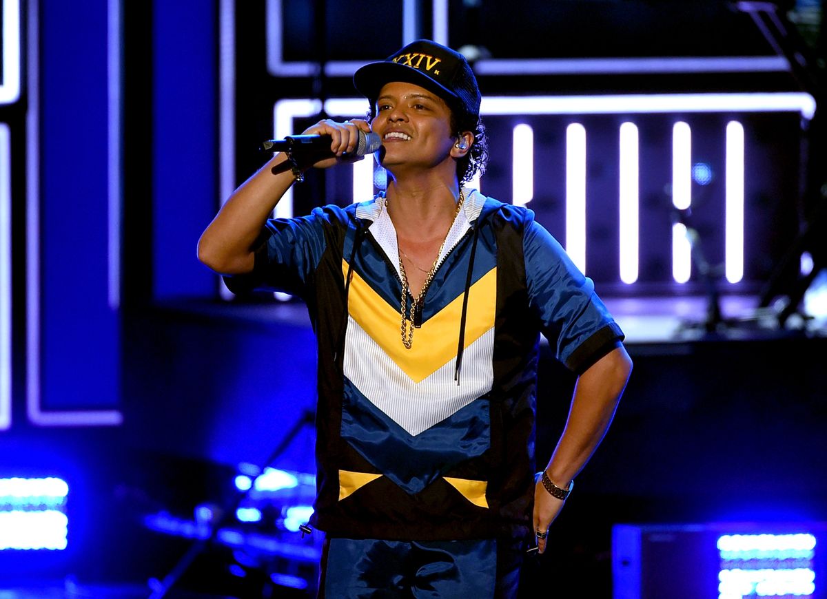 Bruno Mars egy koncert közben 