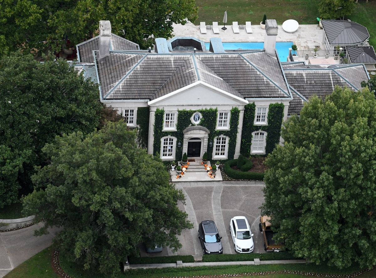 EXCLUSIVE: Halloween decorations outside the front door of Nicole Kidman and Keith Urban's Nashv 10,925 square foot "Queen of Northumberland" house with tennis court and pool located just outside Nashville, Tennessee.
16 Oct 2018,Image: 393501454, License: Rights-managed, Restrictions: World Rights, Model Release: no, Pictured: Nicole Kidman and Keith Urban's Nashville Home