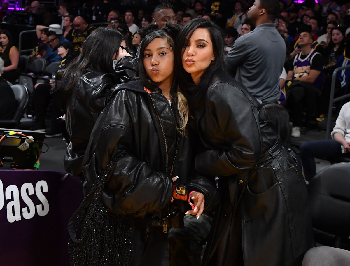 Kim Kardashian lánya tetovált arccal és piercingekkel jelent meg a legújabb videójában